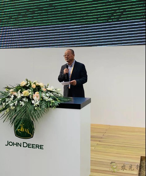 聚焦進(jìn)博會(huì):約翰迪爾舉辦零件采購(gòu)協(xié)議簽約儀式