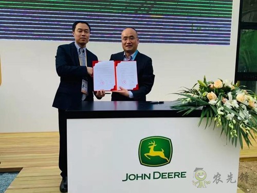 聚焦進(jìn)博會(huì):約翰迪爾舉辦零件采購(gòu)協(xié)議簽約儀式