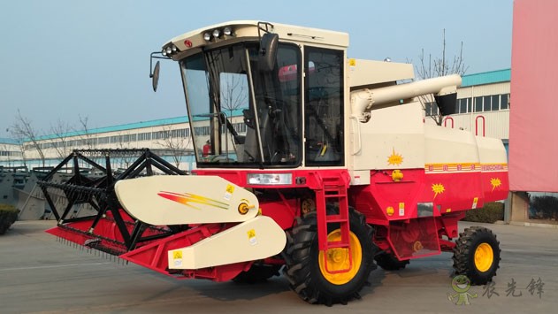 時風(fēng)4LZ-7自走式谷物聯(lián)合收割機(jī)