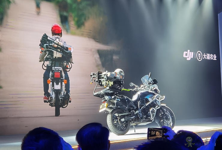 今年發(fā)布的旗艦新品是大疆植保無人機(jī)T30