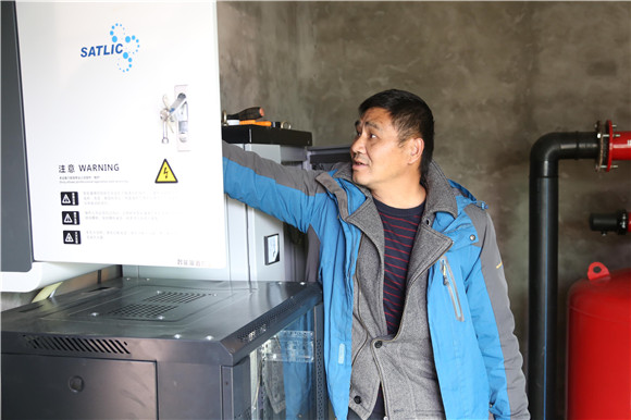 楊家全正在對&ldquo;水肥一體化&rdquo;設(shè)備進(jìn)行調(diào)試