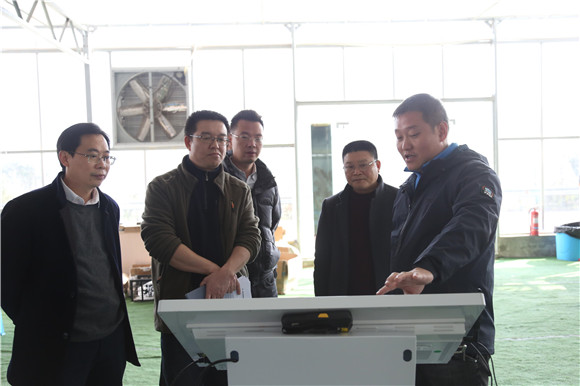 魏來在向前來參觀的專家講解&ldquo;智慧化管理平臺(tái)&rdquo;