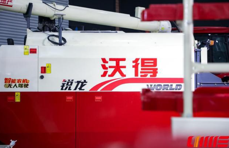 帶有無人駕駛功能的沃得銳龍履帶聯(lián)合收割機